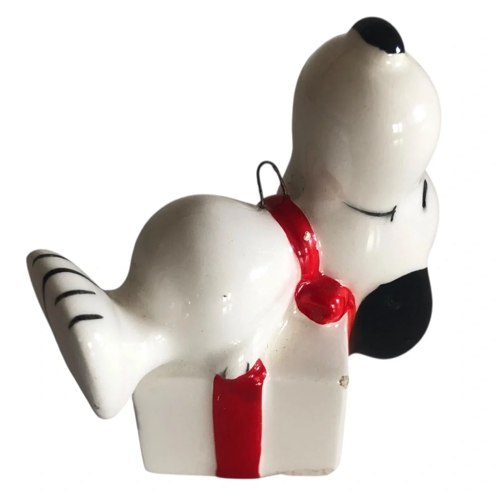VINTAGE 60s 70s Peanuts Snoopy on a Present Ceramic Christmas Ornament Holiday